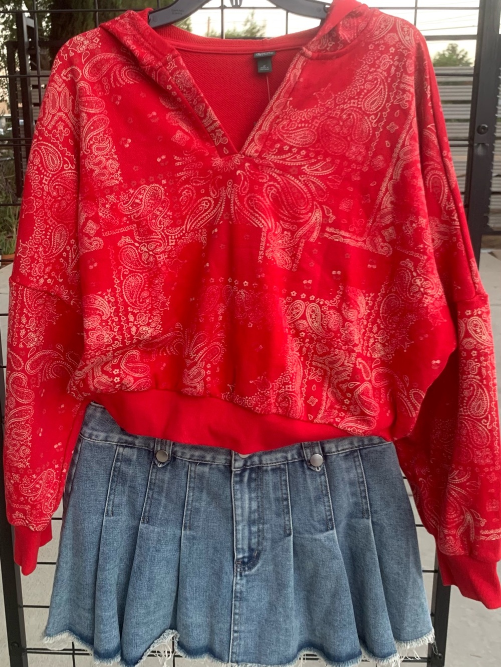 NWT wild fable Red Paisley cropped
Hoodie Pullover - Picture 4 of 4